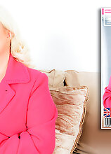 Mature.nl - Masturbating Curvy Kerry Is A 40 Year Old British Cougar That Loves To Masturbate At Home